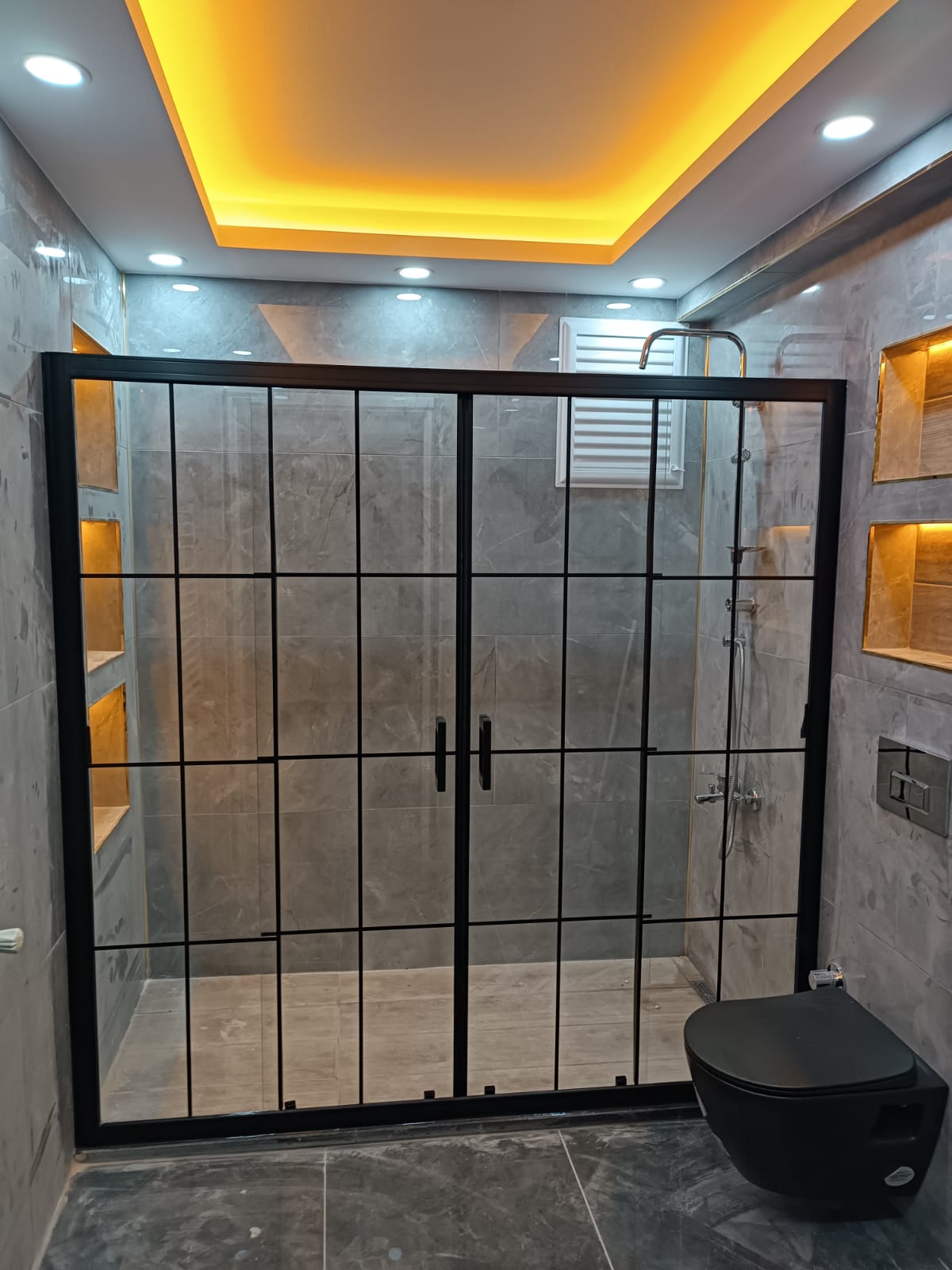 Siyah Profilli İki Sabit İki Çalış Kabinler