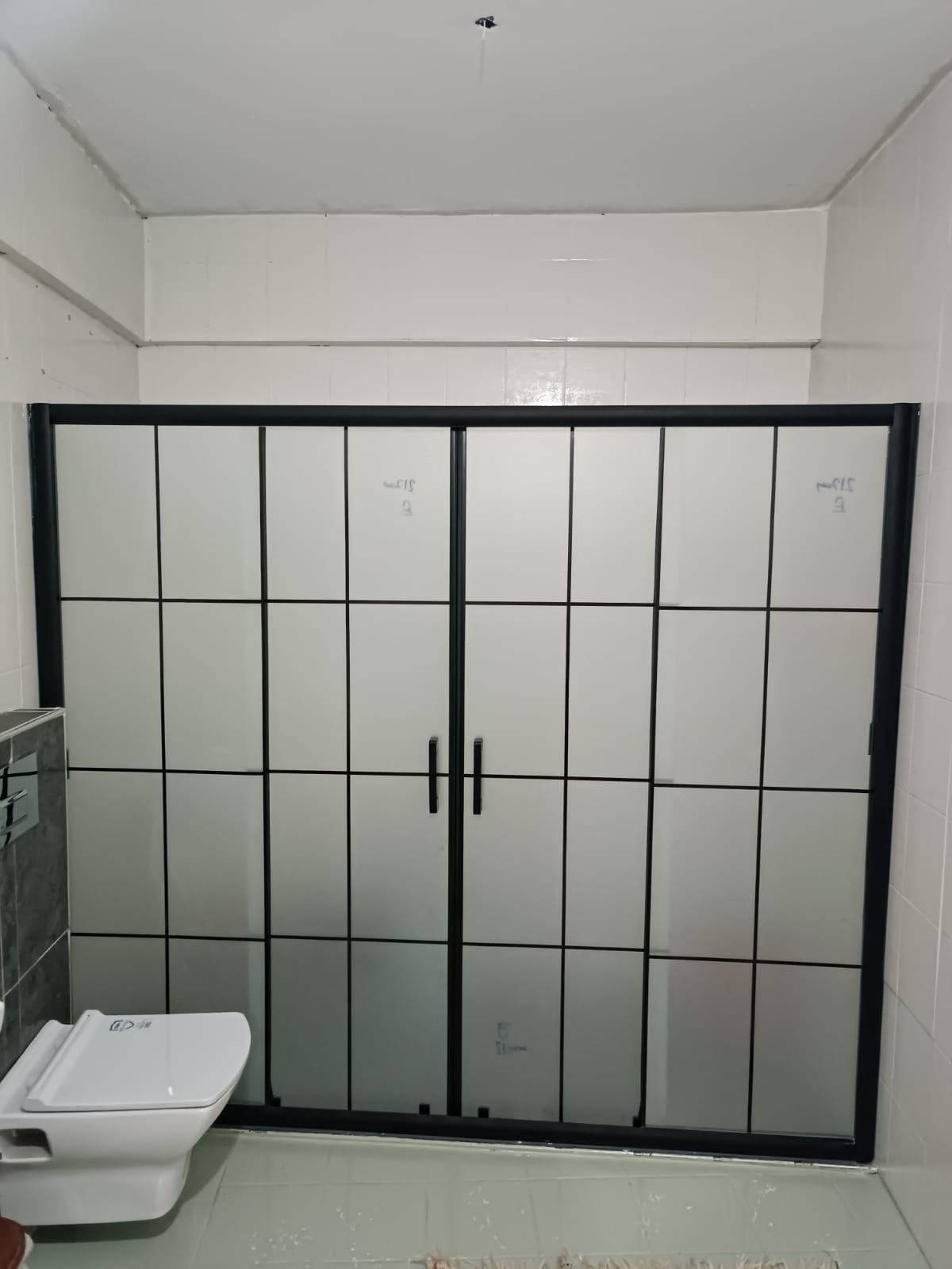 Siyah Profilli İki Sabit İki Çalış Kabinler - Görsel 2